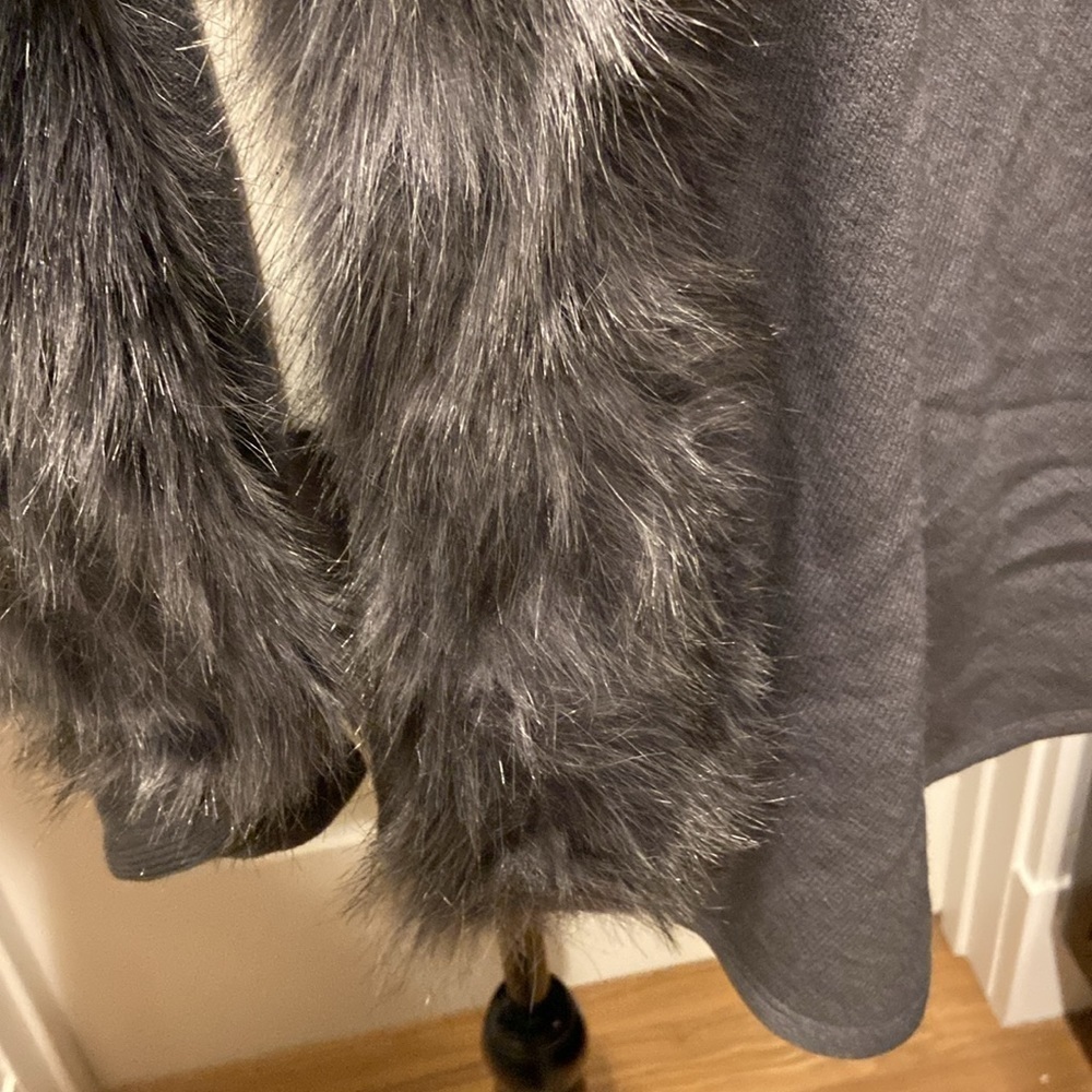 Dolce Cabo Gray Faux Fur Fleece Cape NWT - Picture 4 of 7